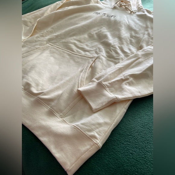 TAYLOR SWIFT | THE ERAS TOUR HEART
PHOTO HOODIE - Picture 5 of 13